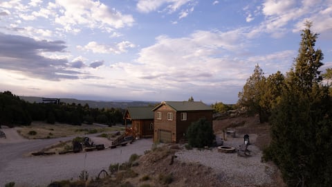 Top Airbnb: Bryce & Zion Midpoint w/ Memorable Cowboy Hot Tub in Kanab / Lake Powell