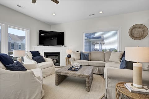 Top Airbnb: Oceanfront home w/ Relaxing views! Pet Friendly in North Topsail Beach