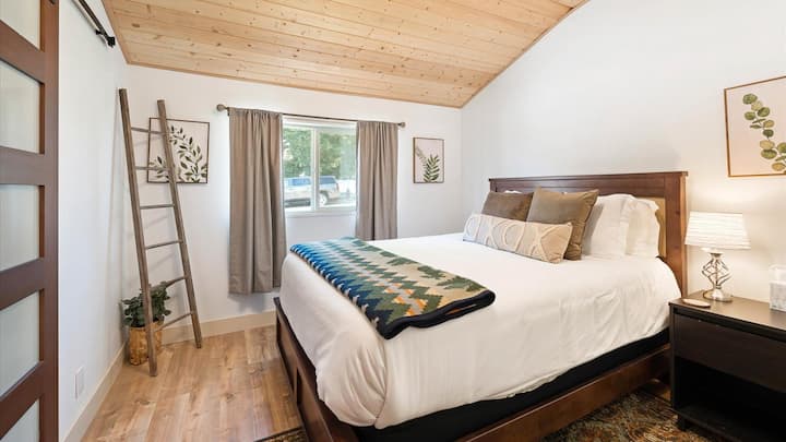 El dormitorio de invitados n.º1 cuenta con un lujoso colchón tamaño queen, techos abovedados y amplio espacio en el armario. 