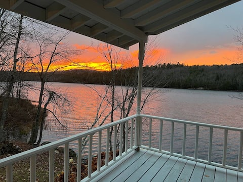 Lake Front-Maine Themed-Soaking Tub-Fire Pit-Kayak