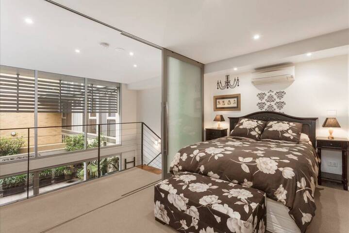 Spacious 4 brm Gem right in the heart of the city gallery image 5