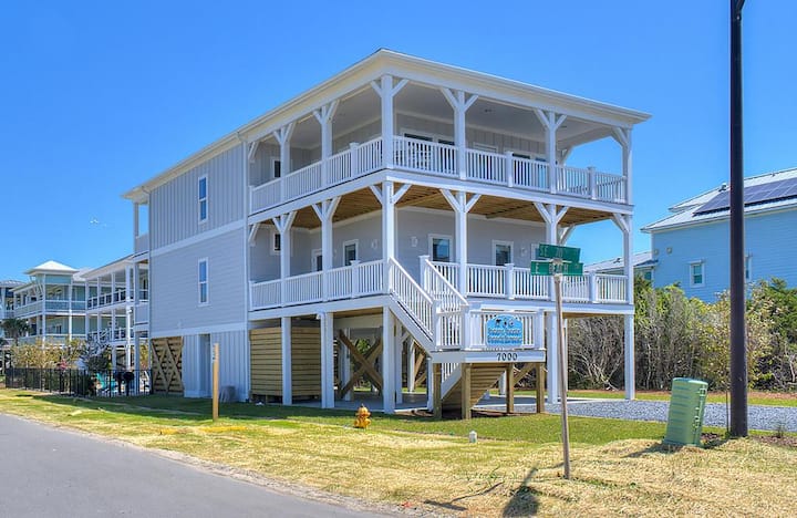 Bears Beets Beach House: Spacious 2nd Row House - Oak Island, NC