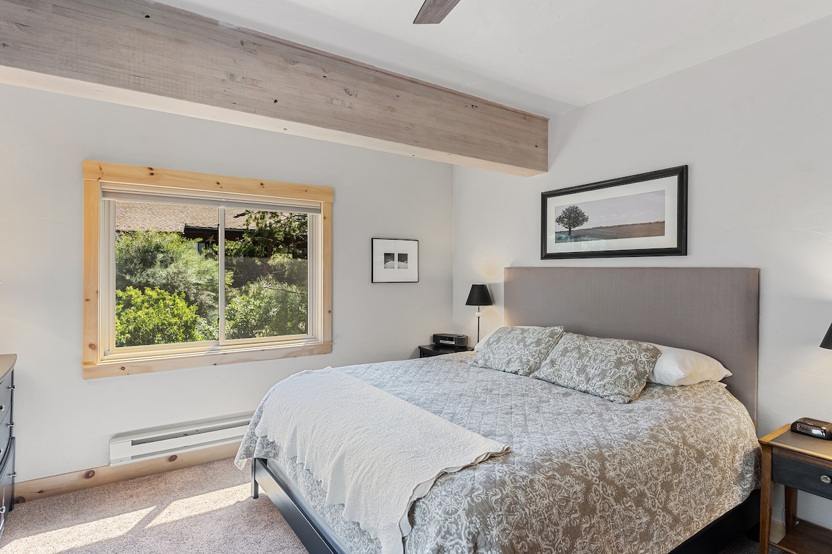 Hoofdslaapkamer met kingsize bed