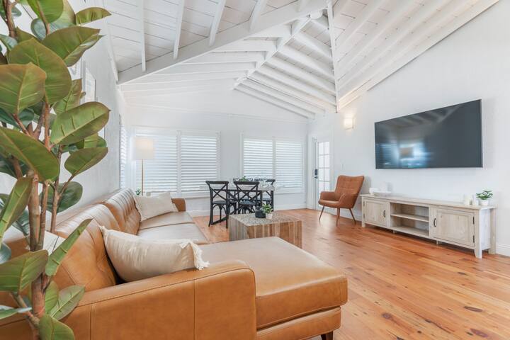 Chic Victoria Park 3BR-2BA w/ Heated Pool & Spa gallery image 2