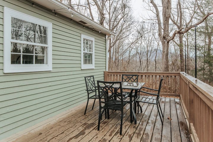 Artisan's Cottage: Woodsy+Private, Central to 151 - Cottages for