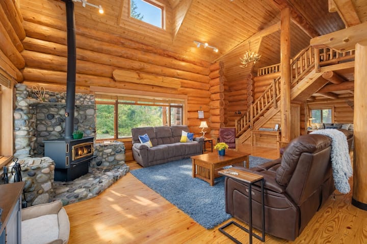 Log Cabin Life| Hot Tub | Pool Table | Bbq | Deck - Lake Chelan, WA