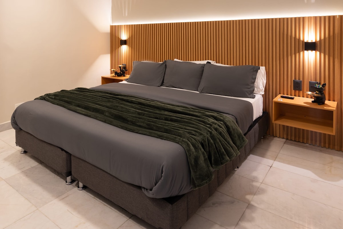 Pushimi yt privat me një krevat të madh, ndriçim të ngrohtë dhe atmosferë të rehatshme.