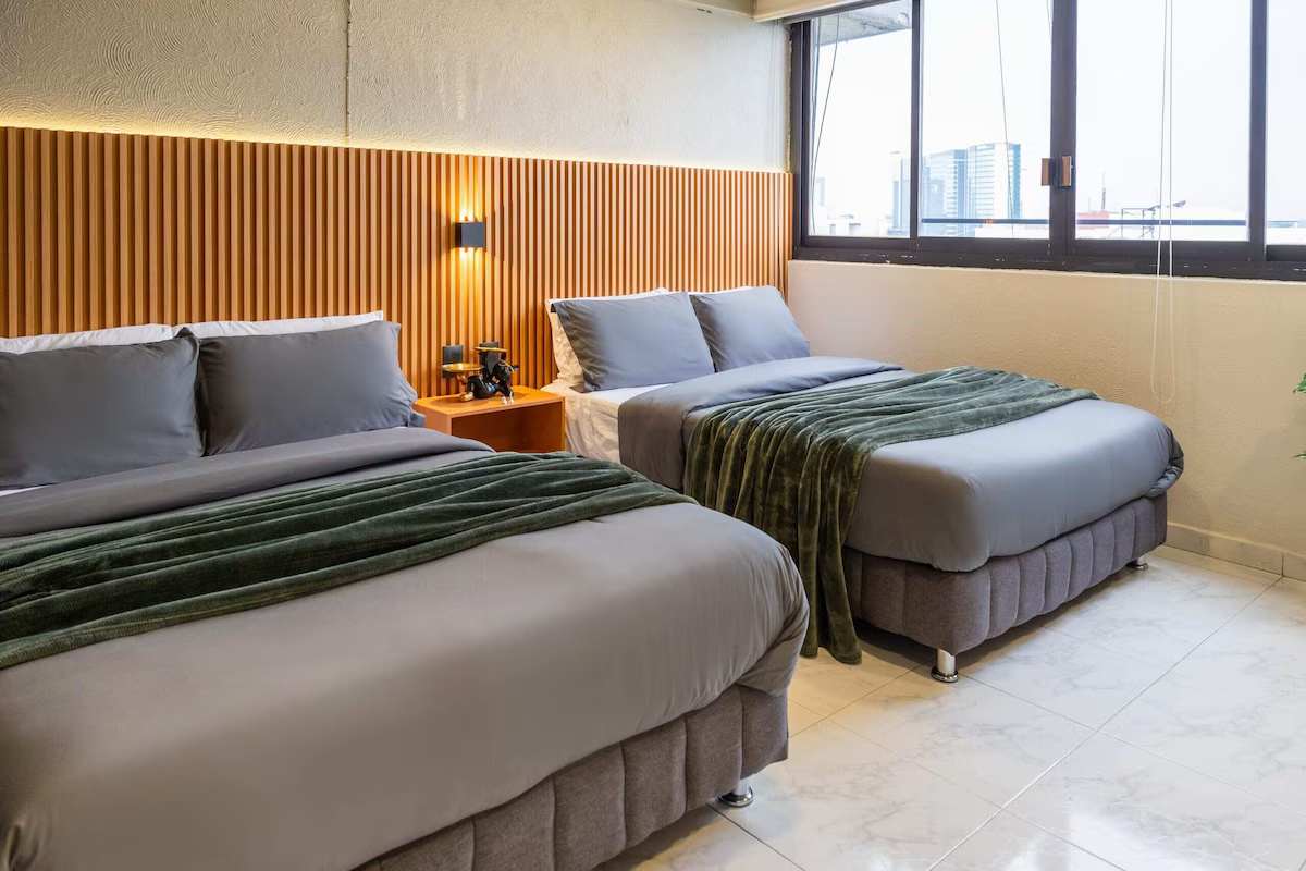 Dhomë gjumi elegante me dy krevate dopio. E përkryer për fëmijët ose miqtë.