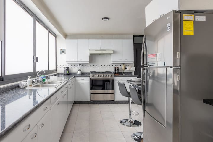 Central Polanco Hub, Near Restaurants & Shops gallery image 2