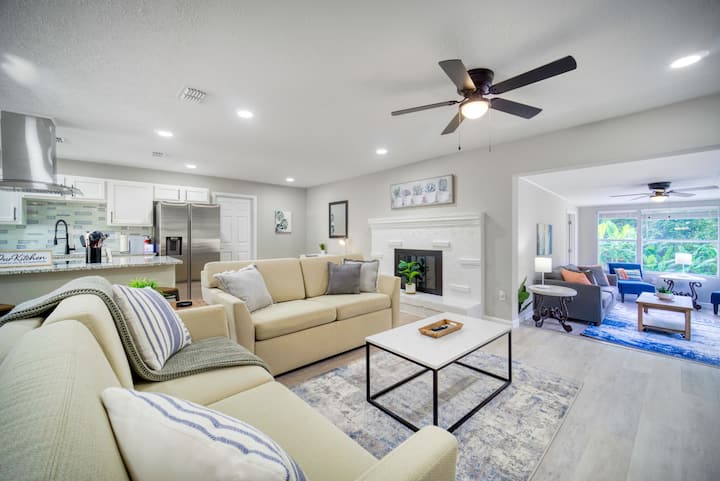 Допълнително пространство в тази втора всекидневна с класически декор