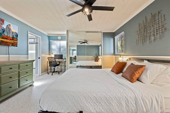 楼上的主卧室配有2个壁橱、全功能卫生间和专用工作空间。