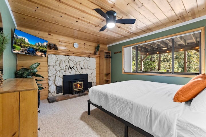 楼下的壁炉房有一张加州加大双人床。