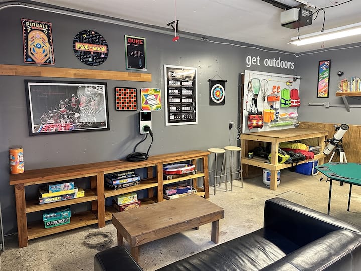 夏季车库娱乐室，配备电动车充电器25英尺以上