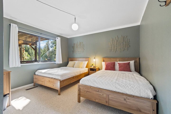 楼下双人房配有两张全尺寸床，配有一个衣柜。 