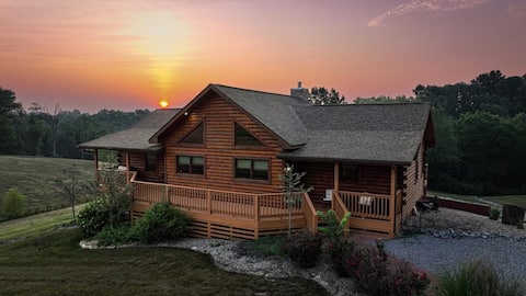 Luxury 4BR Log Cabin Near SIU & Wine Trail