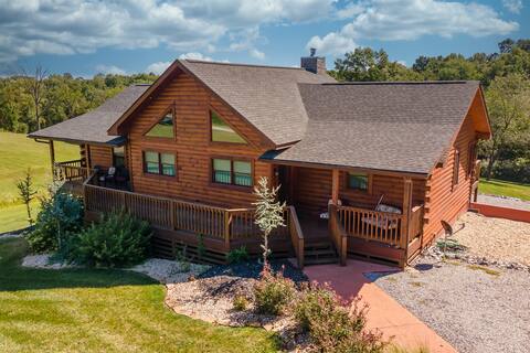 Luxury Log Cabin near SIU, Giant City, & Wineries