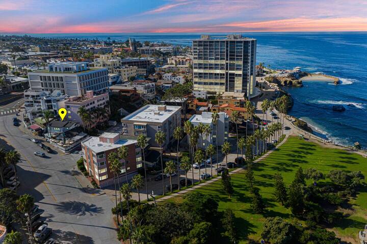 Steps to La Jolla Cove with Gorgeous Views