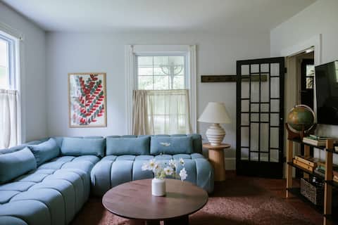 The Gables: Newly Renovated Farmhouse (Sleeps 17!)