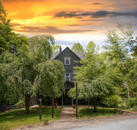 The Gables: Newly Renovated Farmhouse (Sleeps 17!)