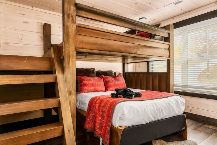 Nuestra litera personalizada cuenta con literas con capacidad para cuatro personas, con camas completas sobre camas completas.