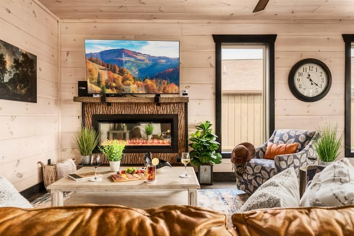 Reúnete con amigos y familiares en la sala de estar y disfruta de TV por cable/streaming y nuestra chimenea eléctrica.