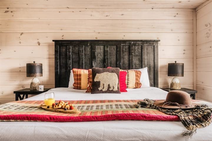 Otra suite de arriba está junto a la suite principal. También cuenta con una cama tamaño king y baño privado.