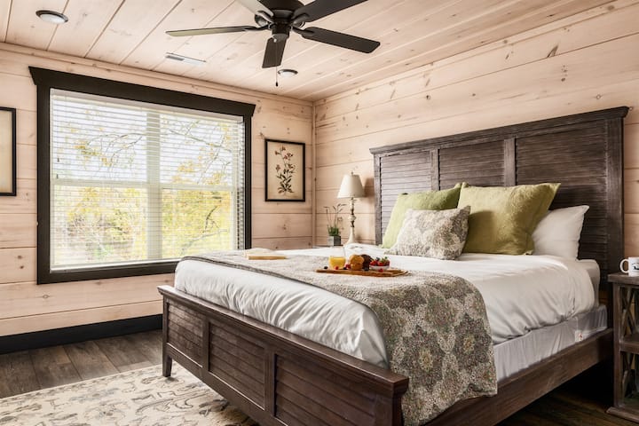 Nuestras camas tamaño king ofrecen un gran descanso después de un ajetreado día en la cercana Pigeon Forge o en Dollywood.