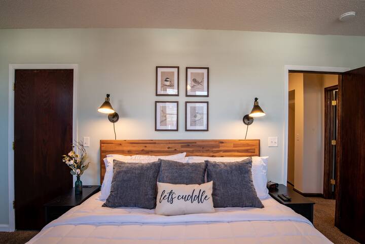 Pata usingizi wa amani katika vyumba vyetu vya kulala vyenye starehe na starehe.