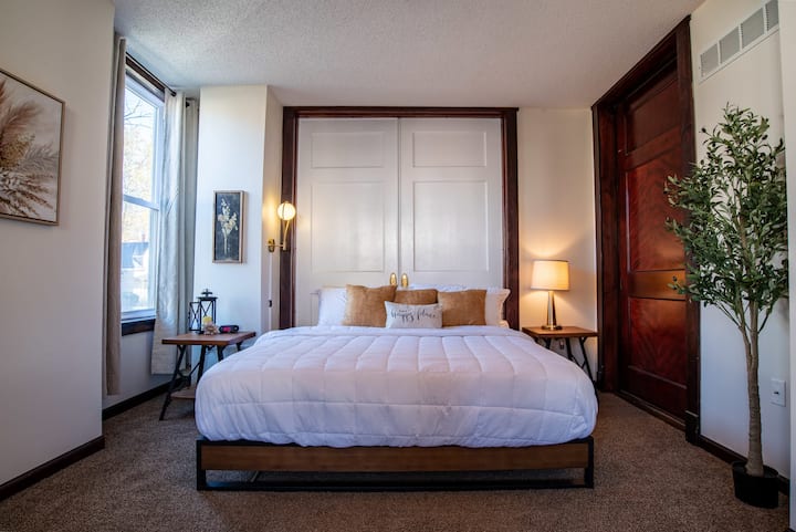 Pumzika kwa urahisi katika chumba chetu cha kulala chenye starehe, mapumziko bora baada ya siku ya jasura.