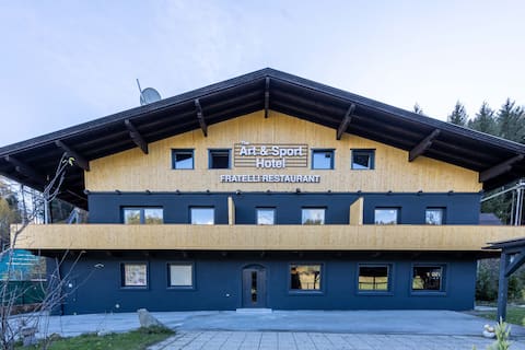 Erfolgreiche Airbnb-Immobilie: Art & Sports Hotel Room 2 2-Room Apartment + Kitchen + Bathroom in Wilten