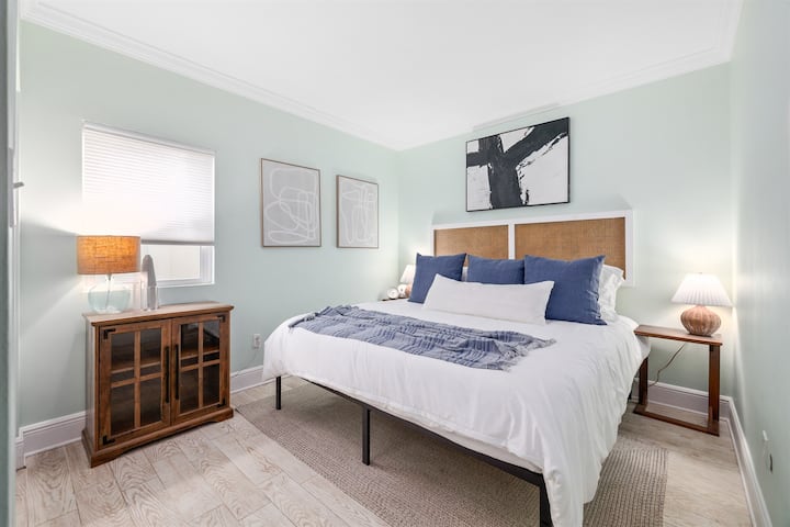 Релаксирачка гостинска соба со брачен кревет (широк 150-179 см) и смирувачки декор (вила 2)