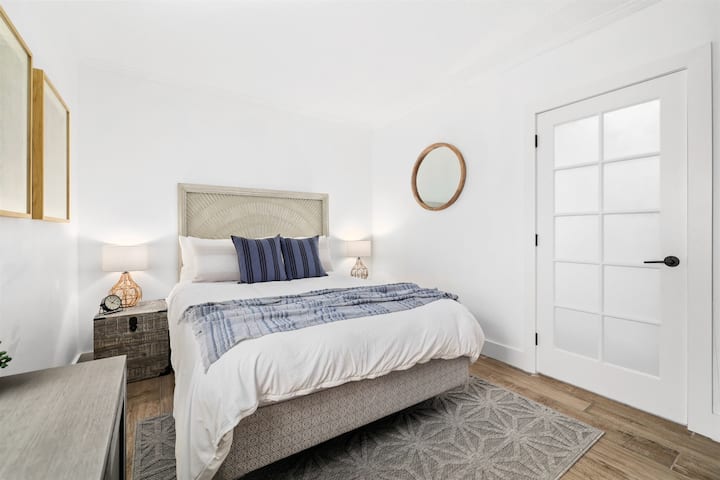 Стилска гостинска спална соба со брачен кревет и неутрални тонови (Вила 1)