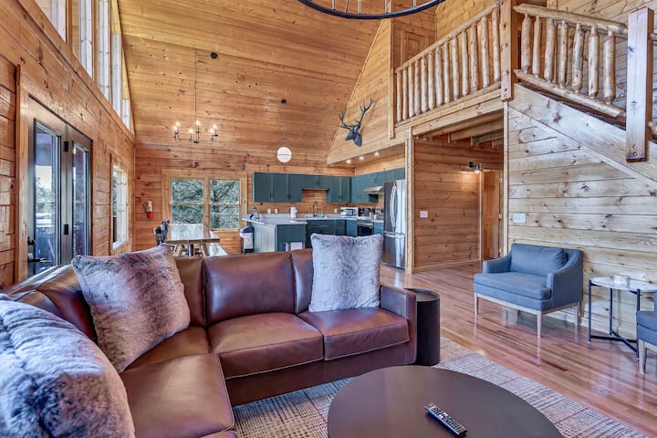 Pigeon Forge Lux Cabin - Views, Hot Tub, Gameroom - Pigeon Forge, TN