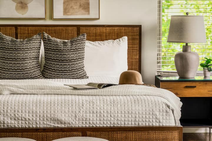 ¡Detalles del dormitorio tamaño king en el nivel principal!