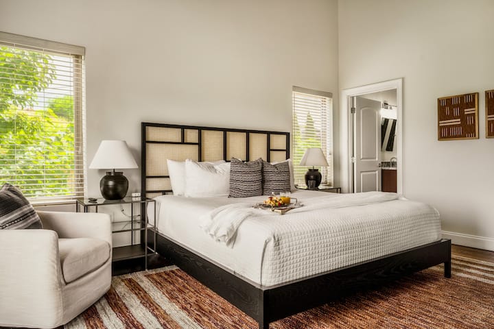 Dormitorio king en la planta principal con baño privado, TV y sábanas de lujo