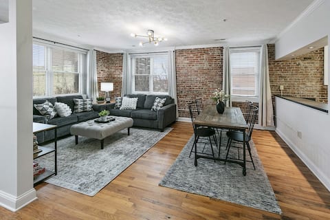 Bricks Over Broadway - Downtown Maryville Loft