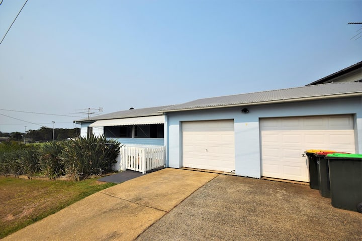 Pet Friendly Two Bedroom House, Located Close The The Beach And Main Street! - Nambucca Heads