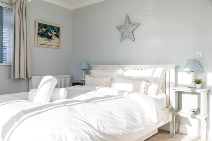 เตียงคิงไซส์ชั้นล่างที่มีสไตล์และเงียบสงบ