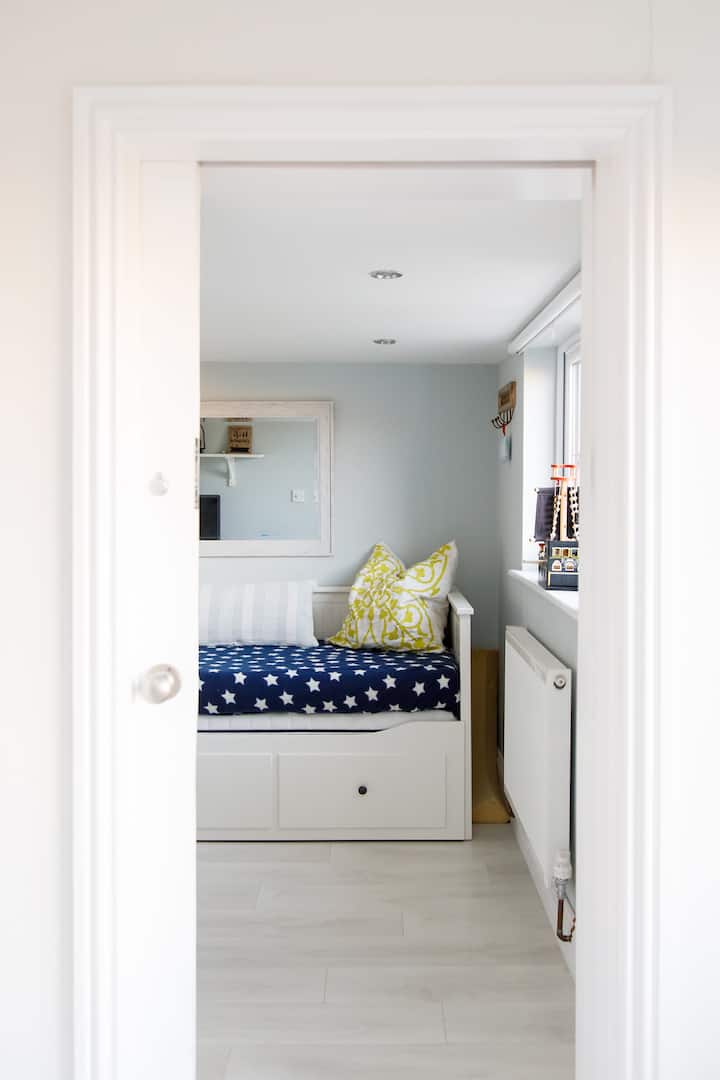 จากพื้นที่นั่งเล่นคุณจะพบกับความสะดวกสบาย ห้องเด็กเล่นพื้นที่สังสรรค์หรือห้องนอนแยกต่างหากสำหรับวัยรุ่น