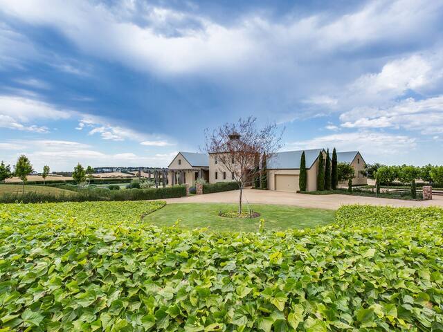 The Resort Flinders Tennis Court and Pool