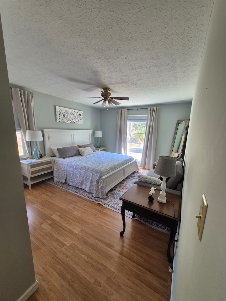 ห้องนอนขนาดใหญ่ห้องที่สองพร้อมที่นั่งและพื้นที่กว้างขวางสำหรับการใช้งาน