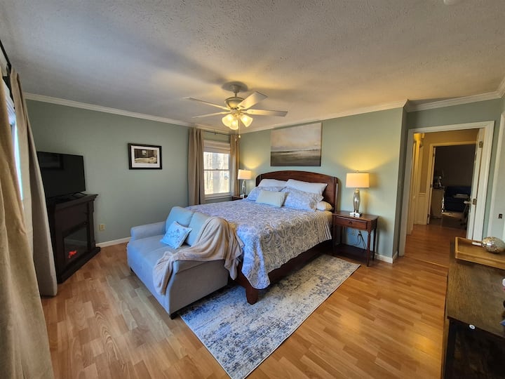 ห้องนอนหลักพร้อมเตียงคิงไซส์