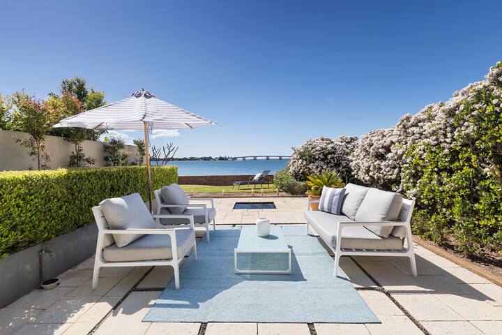 Panoramic views, 5-bedroom 5-bathroom Waterfront gallery image 2