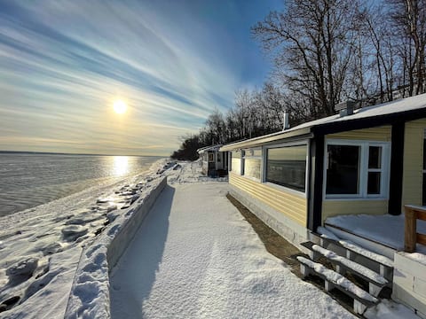 Escape to Riverfront, Relax with Hot Tub, Fire Pit