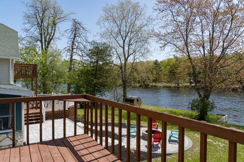 Waterfront Cottage w/ Barrel sauna & Fishing Pier