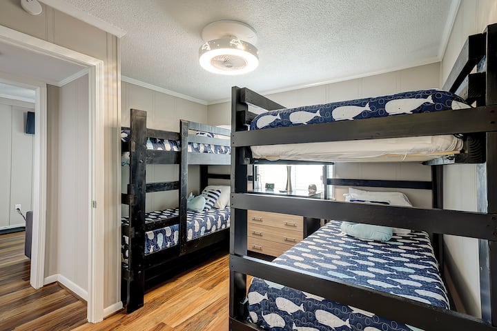 La 3e chambre dispose de 2 ensembles de lits jumeaux superposés suffisamment grands pour les adultes de grande taille et d'une salle de bain privée de 1/2. Dispose d'une table de nuit à 3 tiroirs de taille moyenne avec lampe, 2 multiprises, d'une télévision Roku, d'un réveil, d'un projecteur pour enfants avec machine à bruit intégrée et d'un ventilateur de plafond.