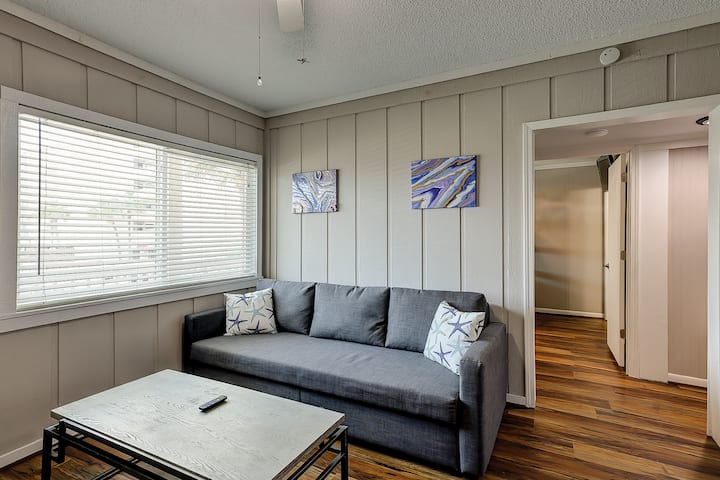 La 4e chambre dispose d'un canapé-lit queen size avec tous les articles de lit nécessaires rangés en dessous. Cette chambre sert également de salon séparé pour les enfants avec une télévision Roku, des fauteuils poire pour se détendre et un ventilateur de plafond.