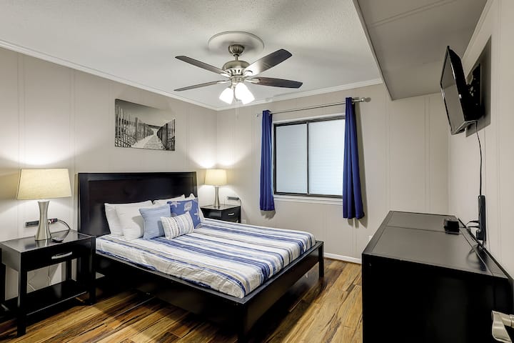 2e chambre avec lit Queen. Dispose de 2 tables de nuit avec lampes et multiprises, d'une commode de grande taille, d'une télévision Roku, d'un réveil et d'un ventilateur au plafond. Le placard comprend une couverture thermale à gaufres 160, un panier à linge et de nombreux cintres.