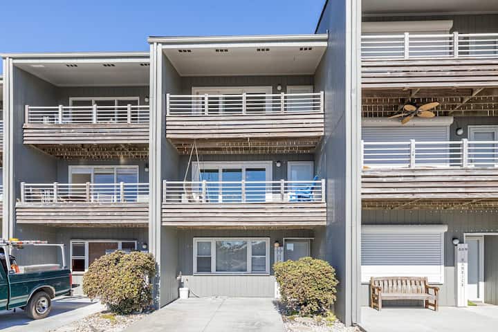 Papa Jim's Front Porch-oceanview Condo, Community Pool, 2 Min Walk To Beach - Atlantic Beach, NC