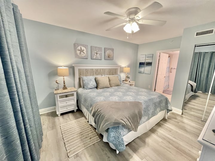 Chambre avec lit King Size et télévision connectée